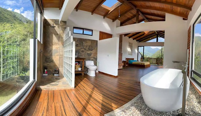 Luxurious Panoramic Suite at The Cloud Forest Retreat w/views & modern comforts