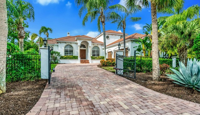 Luxurious Paradise with Tiki Bar and Heated Pool, Just Remodeled!