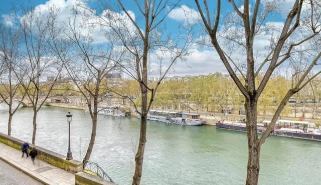 LUXURIOUS PARISIAN DUPLEX WITH SEINE VIEWS IN HISTORIC ÎLE SAINT-LOUIS - 3 BEDS