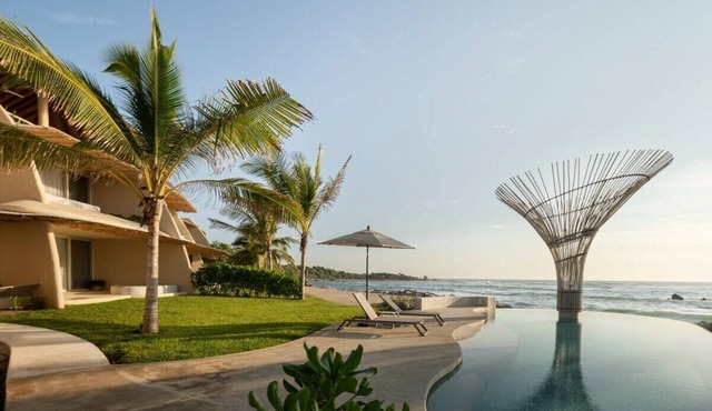 Luxurious PH facing the beach