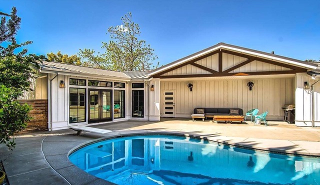 Luxurious poolside guesthouse + hot tub by river trail