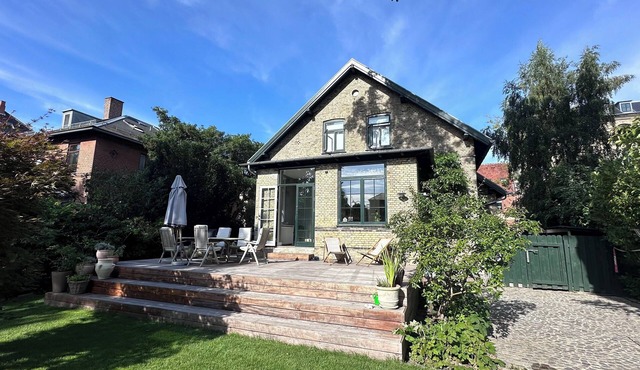 Luxurious, private, centrally-located Mansion