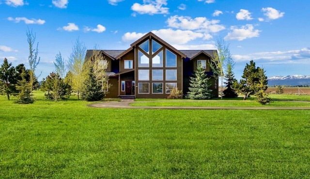 Luxurious, Private Cabin w/Hot Tub & Volleyball