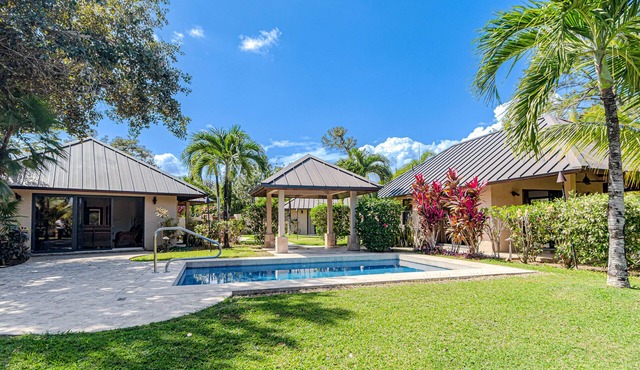 Luxurious private home in wildlife sanctuary with private pool, patio & dogs OK