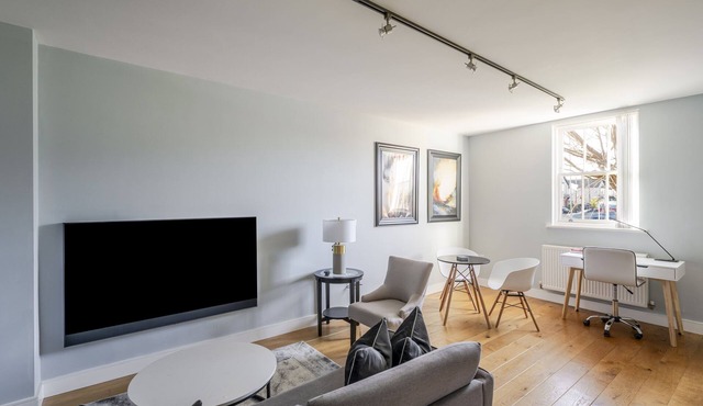 Luxurious Private One Bedroom Apartment