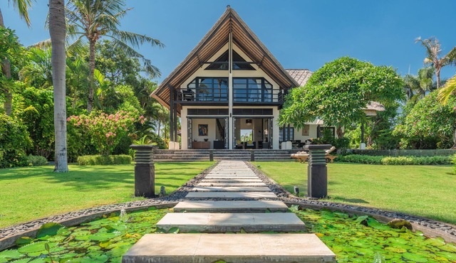 Luxurious, private villa for 6 people, directly on the beach and the sea, Lovina