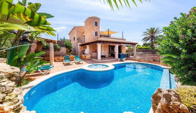 Luxurious property near the beach – Villa Del Salto Uceda