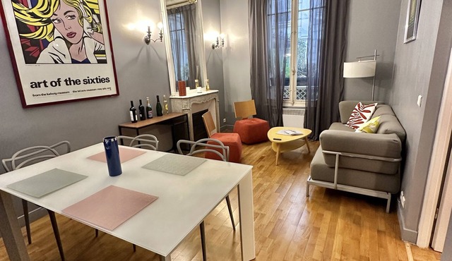 Luxurious Quiet 2 Bedroom with Huge Private Terrace close to Champs Elysées