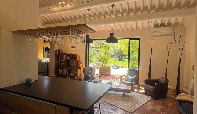 Luxurious, refined home; 7 bedrooms, swimming pool, bowling green, 12,000m2 grounds.