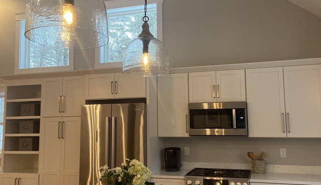 Luxurious Riverfront Getaway. 8 miles-Cranmore, 15 miles-Attitash