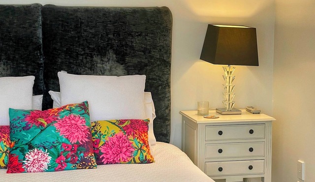 Luxurious & Romantic Studio with harbour views & outdoor living, all day sun!