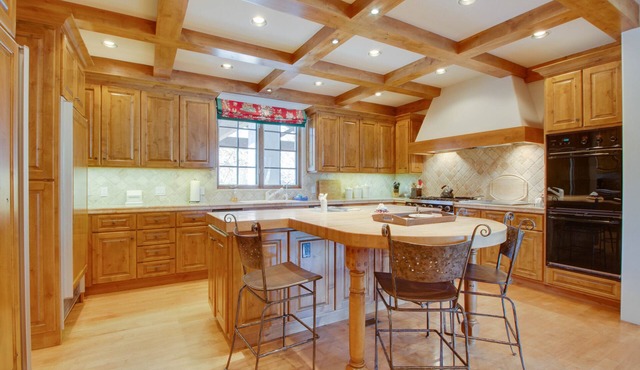 Luxurious, secluded house w/private hot tub, gym, game room & mountain views