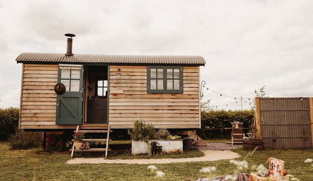 Luxurious Shepherd's Hut with Wood fired Hot Tub