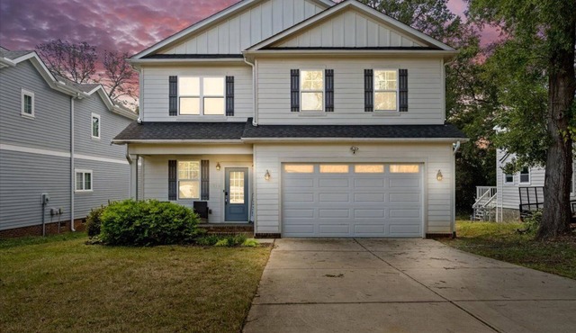 Luxurious, Sleeps 13, Pool Table & Game Room, Spacious, 5 mins to Uptown
