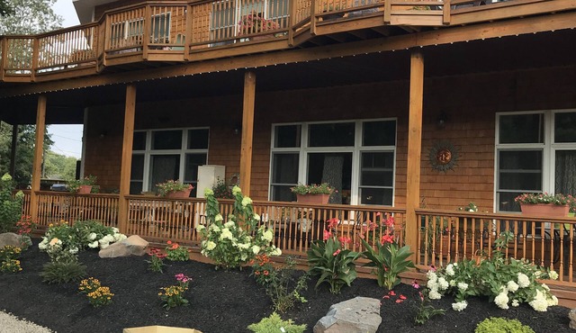 Luxurious,spacious 4500 sq ft home,hot tub & sauna,in center of downtown Windham
