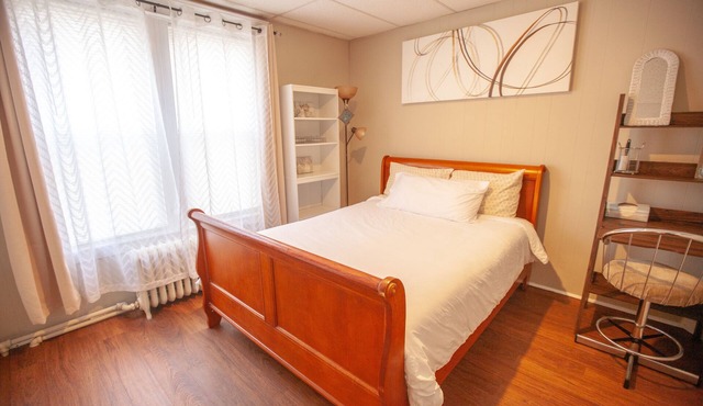 Luxurious, Spacious Apartment. Free Parking, Close By to Highways and Essentials