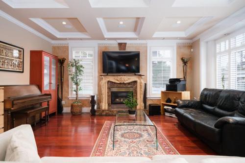 Luxurious & Spacious Mansion next to Oakridge Mall