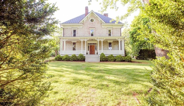 Luxurious Stay for 2 at Grelen's Enchanting Garden Estate: Boxwood Villa