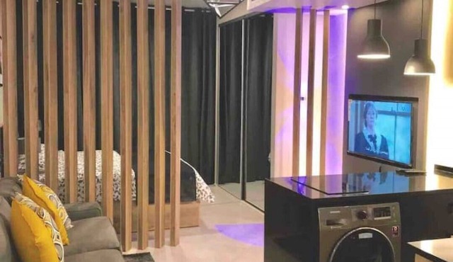 Luxurious studio 13 mins to downtown - few steps to great foods, cafes, shops