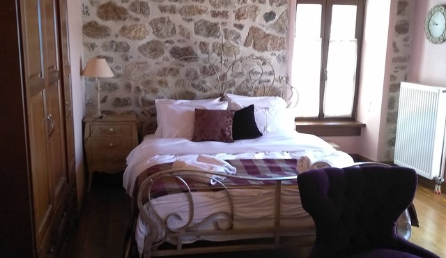 Luxurious Suites with Great View to Loussios Gorge