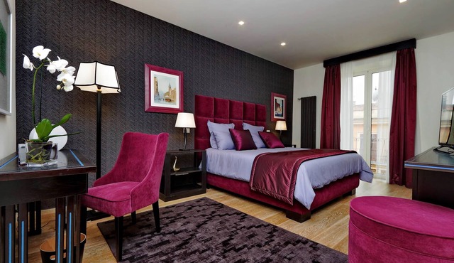 Luxurious three-room apartment with balcony, at the corner of Via Veneto