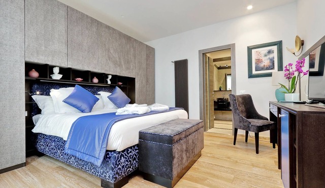 Luxurious three-roomed apartment with balcony on the corner of Via Veneto