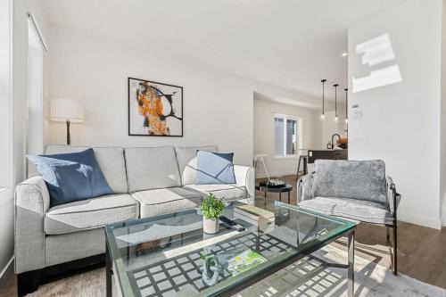 Luxurious Townhome in Aspen with King Bed Large Dining Area and Sleeps 8