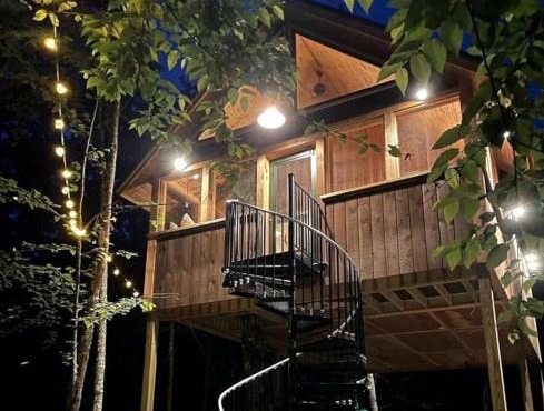 Luxurious Tree House with Hot Tub and Firepit, Perched over Littlefield Pond, Perfect for a Relaxing Weekend Getaway near Portland, Maine