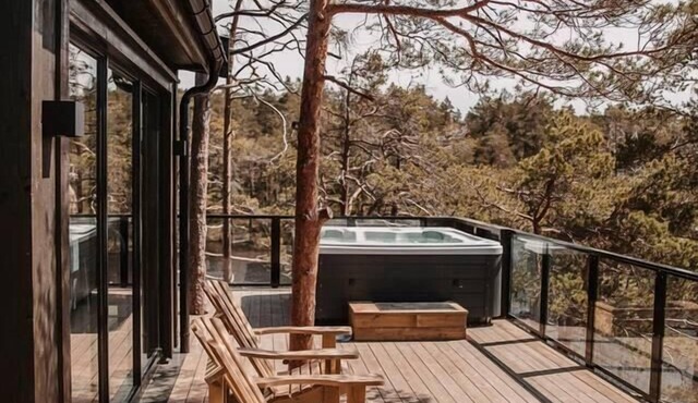 Luxurious Tree Top Cabin by the lake