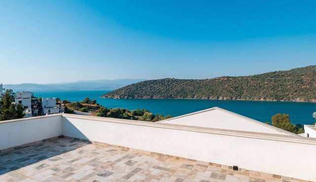 Luxurious Triplex Villa with Sea View