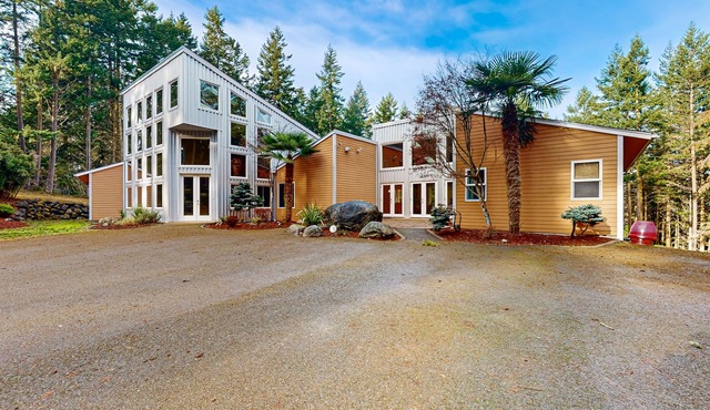 Luxurious tropical home with private hot tub atrium, theater & pond