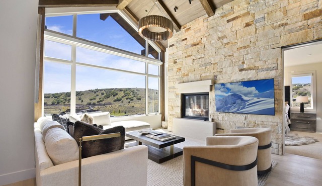 Luxurious Tuhaye Home with Modern Interior, Mountain Views
