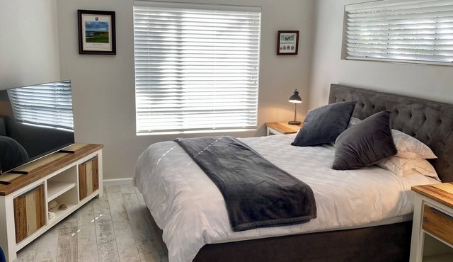 LUXURIOUS TWO-STORY SELF-CATERING RETREAT IN THE HEART OF THE CAPE WINELANDS