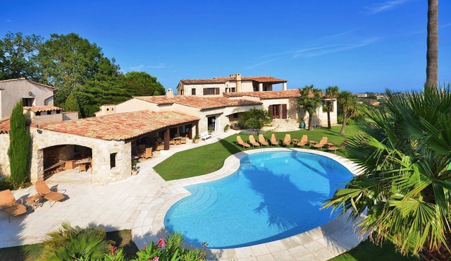 Luxurious Villa with Pool, Tennis Court, Pétanque, Bar, Pizza Oven, and Sea View