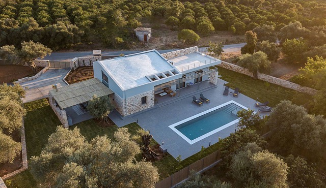 Luxurious villa, 10' from the city, 10' from the beach, 10' from the mountains