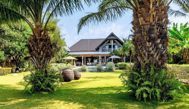 Luxurious villa estate 15P with 4 guesthouses and 3 private swimming pools!