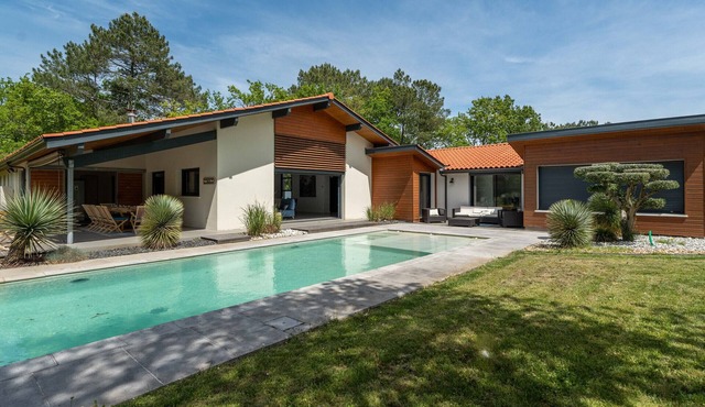 Luxurious Villa for 14 with Heated Pool, Near Lake, BBQ, Free Cleaning!
