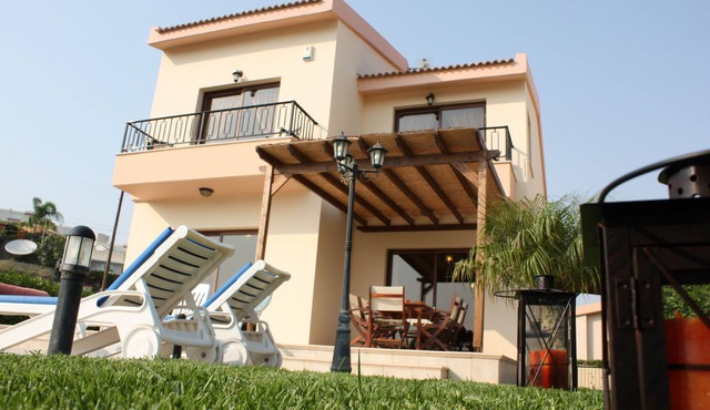 Luxurious Villa Located at first line with direct sea view. Wi-Fi.