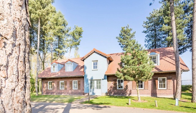 Luxurious villa with 5 bathroom, with a bath, near a reserve