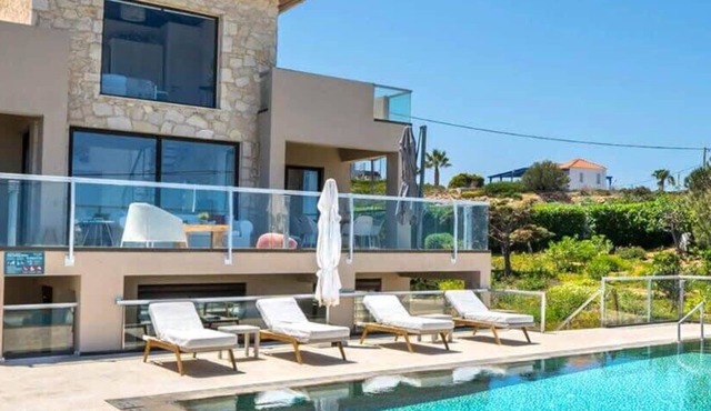 Luxurious Villa With Amazing Sea Views