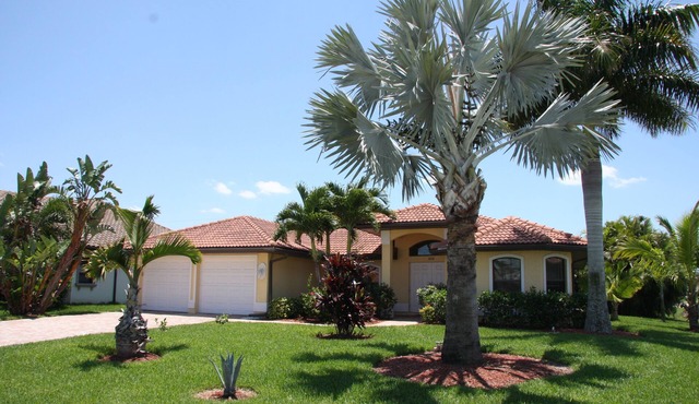 Luxurious villa with pool, in the best residential area.