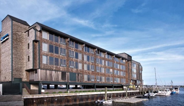 Luxurious Waterfront Condo June 30th - July 7th, 2024!!