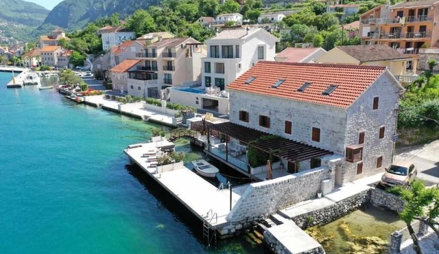 Luxurious Waterfront Three- Bedroom Villa in Muo