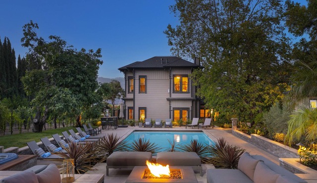 Luxurious Wine Country Resort walk to the finest bars, restaurants and wineries!