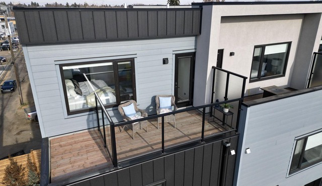Luxuriously Designed | Garage & Free Parking | King Bed | DT View | Fast WIFI