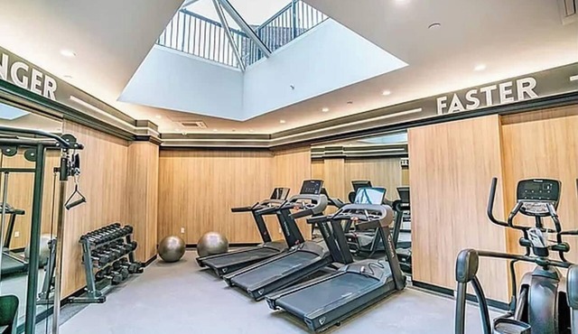 Luxury 1-bed apartment in full amenity building.