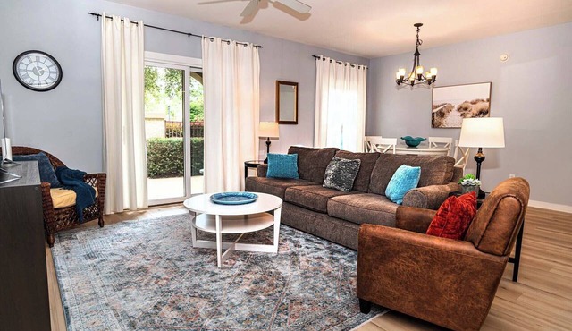 Luxury 1BR-ground floor unit-pool-hot tub-on site spa-fenced gated patio