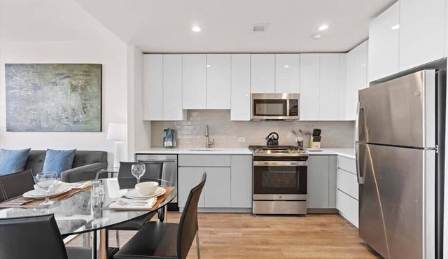 Luxury 1BR in Downtown | Full Kitchen | W&D