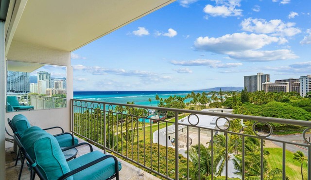 Luxury 2-Bed/2-Bath Corner Waikiki Shore Condo w/Ocean Views! FREE Parking!