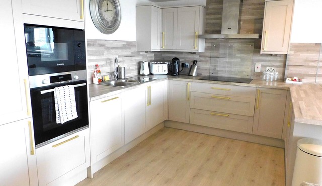 Luxury 2 bed apt with stunning views & parking
